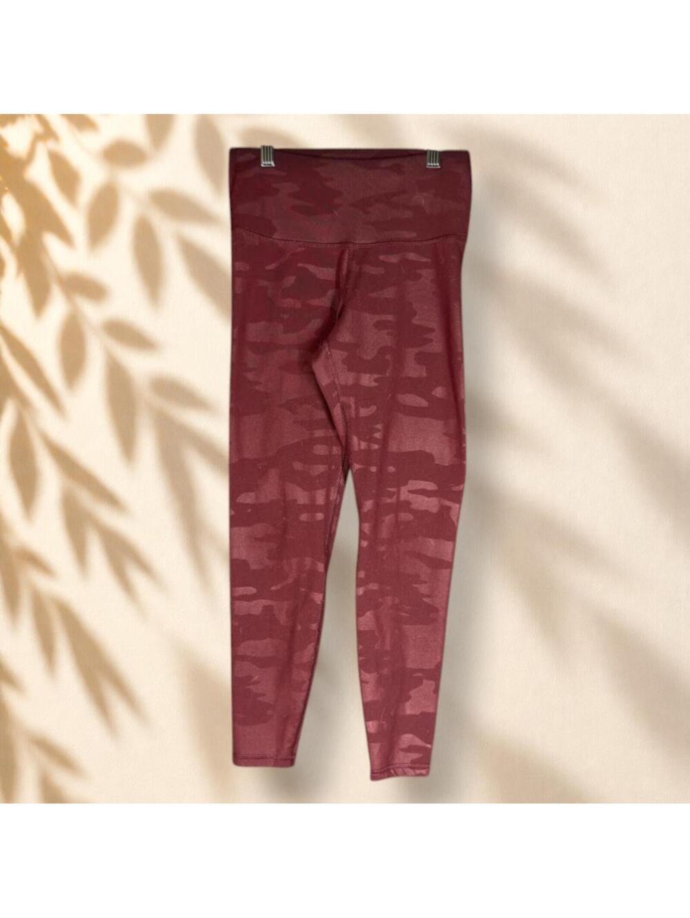 Old Navy Activewear Leggings Women L Large Red Camouflage Capri Pull On Yoga Gym